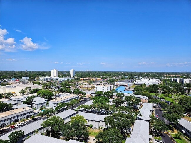 Building Photo - 7050 Sunset Dr S