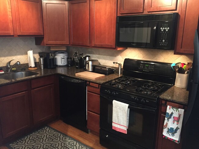 Building Photo - Awesome Top-Floor Condo with Vaulted Ceili...