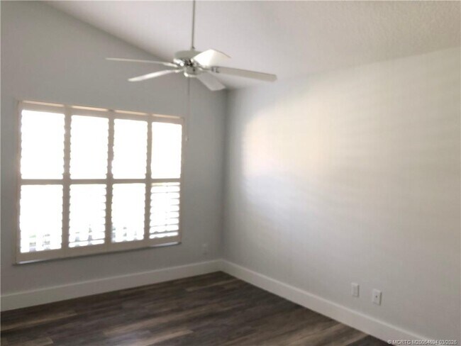 Foto del edificio - 629 NW San Remo Cir