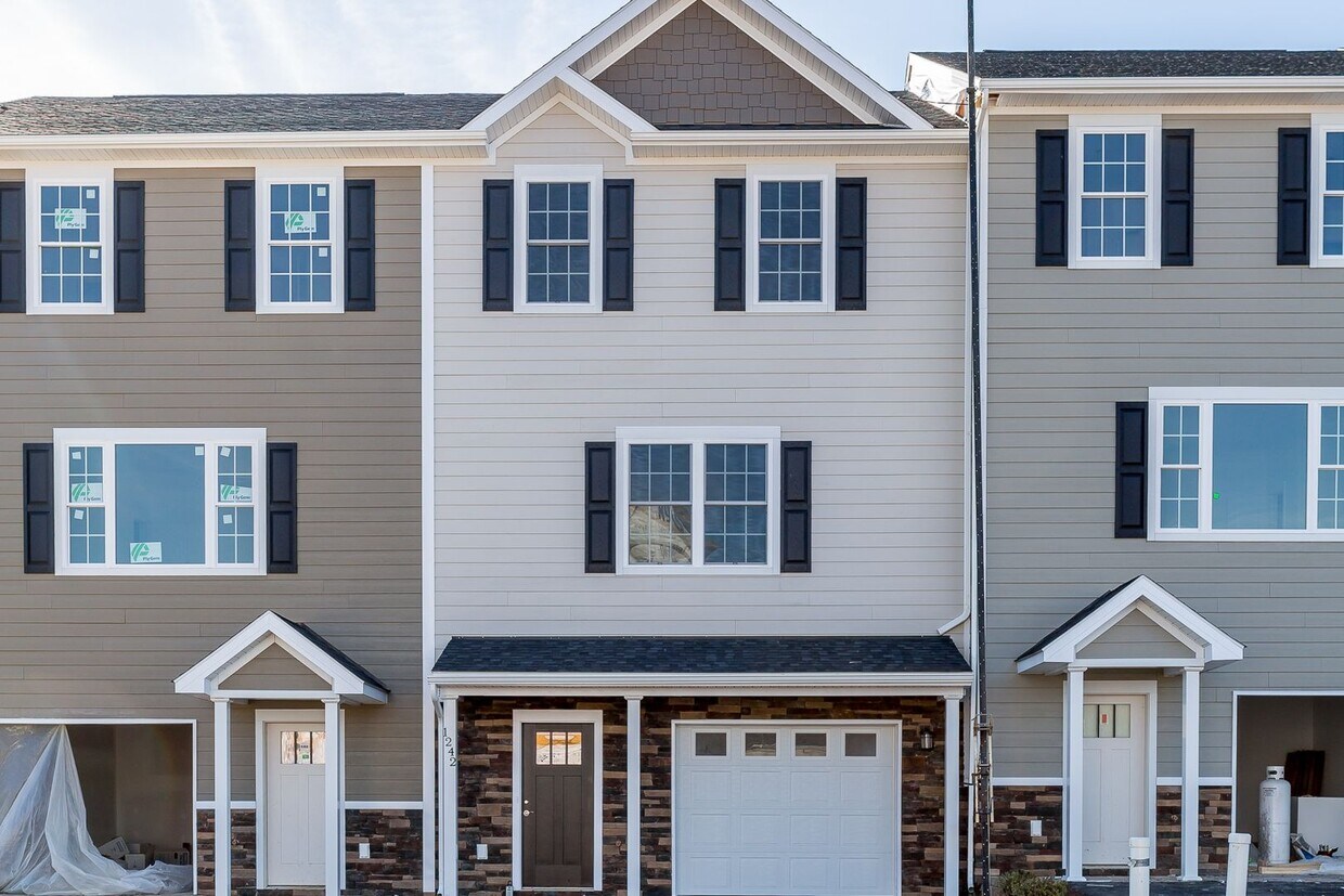Primary Photo - End Unit Townhouse for Rent in Crescent Ridge