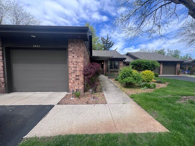 Building Photo - Move in ready condo NE side of Grand Rapid...