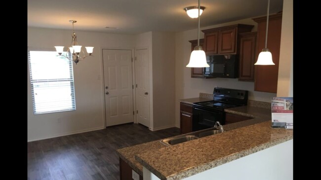 Foto del edificio - 3713 Remington Dr