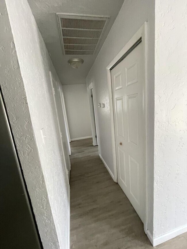 Foto del edificio - 5323 NW Oak Ave