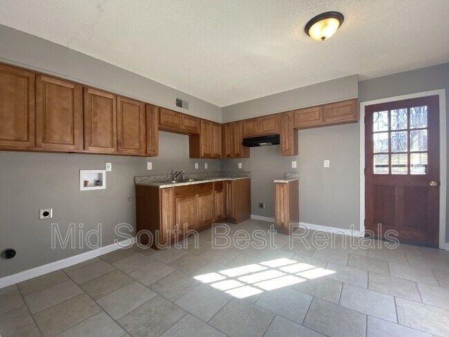 Building Photo - 735 Farris Rd