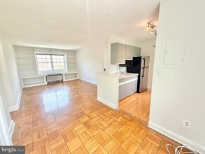 Building Photo - 1706 W Abingdon Dr