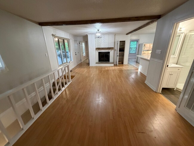 Foto del edificio - Room in House on Cox Mill Rd