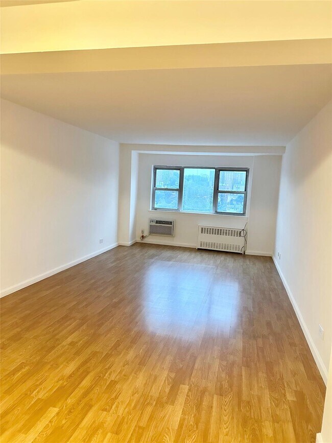 Foto del edificio - 3240 Riverdale Ave