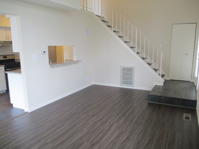 Building Photo - 203 Teak Ln