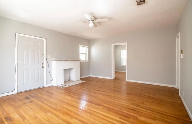 Building Photo - Great 3 Bedroom 1 bathroom house close to ...