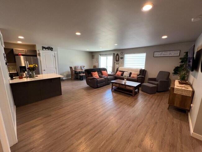 Foto del edificio - 3 bed/2 bath rambler style home! Double ga...