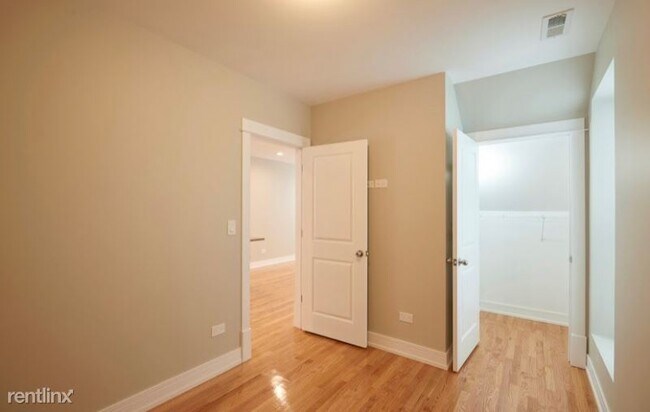 Foto del edificio - 2704 W 24th Pl