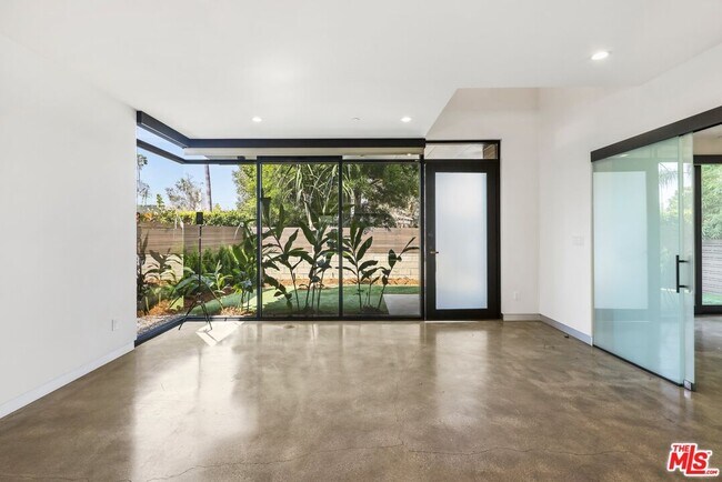 Building Photo - 828 Venezia Ave