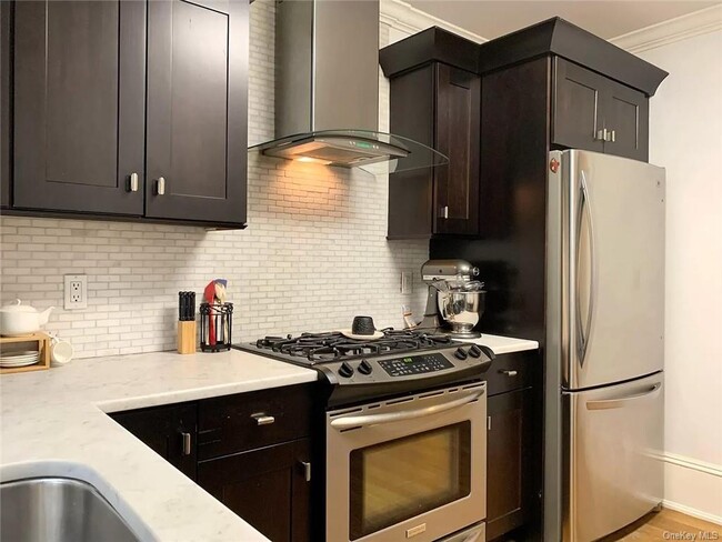 Foto del edificio - 240 Halstead Ave