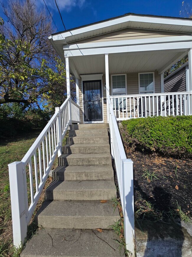 Building Photo - Updated 3 Bedrooms, 1.5 Bathrooms on a Dou...