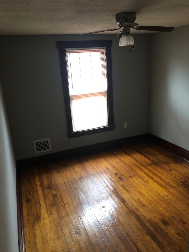 Large bedrooms - 1639 Monongahela Ave