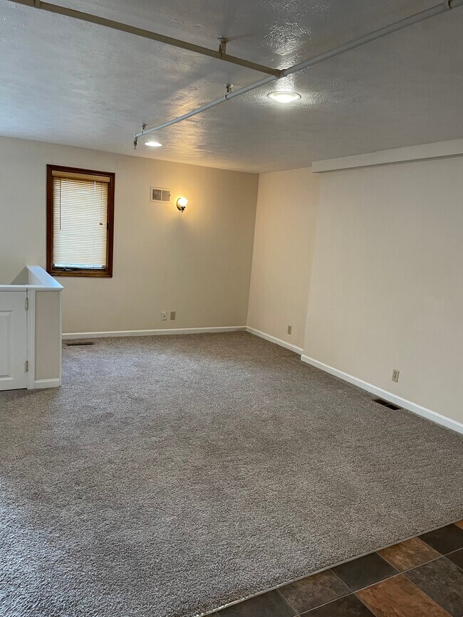 LIVING - 807 W Mission Ave