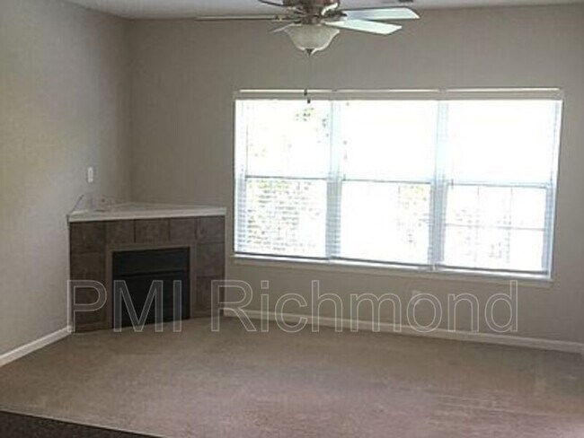 Foto del edificio - 821 Brassie Ln