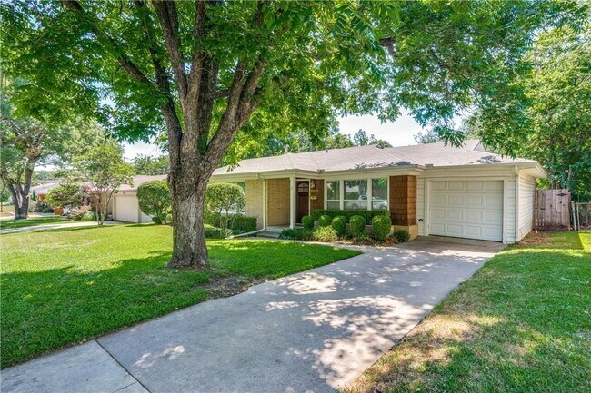 Foto del edificio - Spacious 5 Bedroom Home Near TCU Available 6/15/27