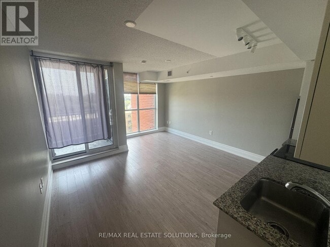 Building Photo - 800-800 Lawrence Ave W