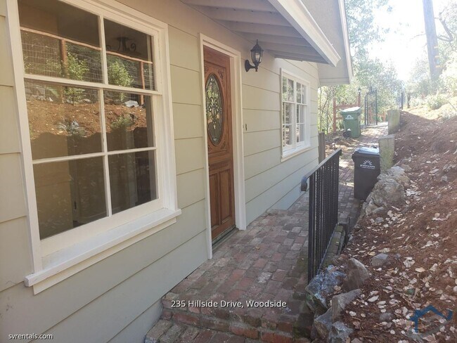 Foto del edificio - 235 Hillside Dr