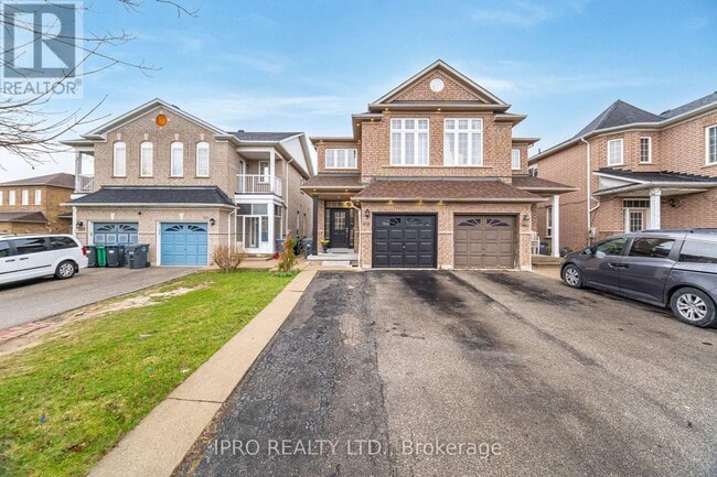 Building Photo - 803 Khan Crescent