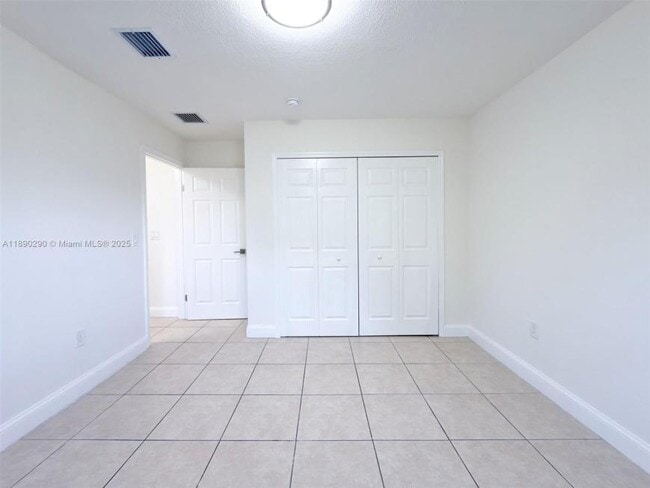 Building Photo - 3 bedroom in Miami FL 33142