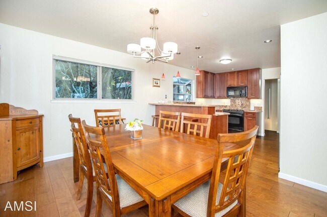 Foto del edificio - 4 br, 2 bath House - 90 Oakland Ave