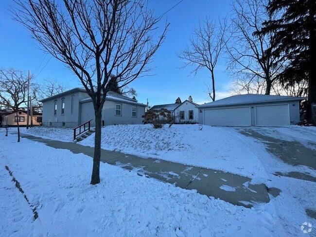 Building Photo - 825 Saint Patrick St
