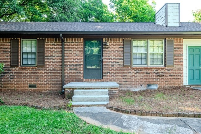 Building Photo - Proper Living in Winterville Georgia!
