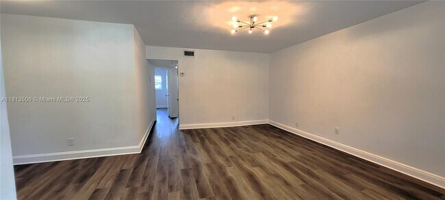 Foto del edificio - 270 Layne Blvd