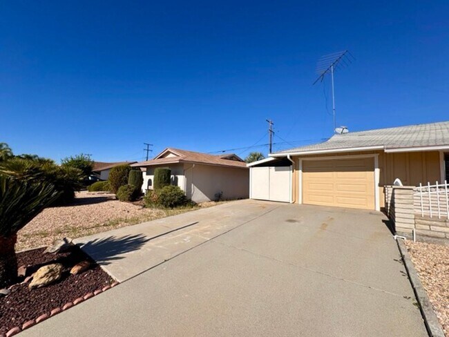 Building Photo - 55+ 2 bedroom 2 bathroom Sun City home for LEASE!