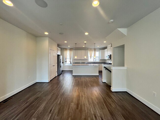 Building Photo - Spacious 4 BR/4.5 BA Townhome in Wheaton-G...