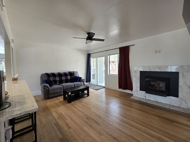 Foto del edificio - Modern and Bright 45th St Duplex