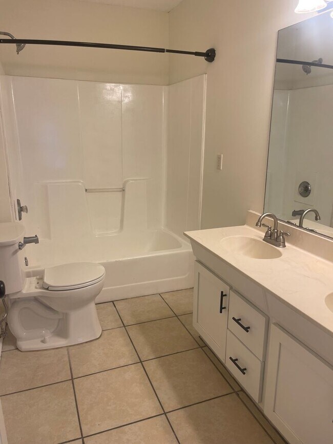 Foto del edificio - 152 Leeswood Circle - 1/1 Duplex - Water a...