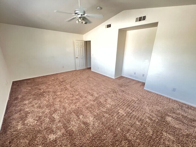 Foto del edificio - 4 Bedroom home with large lot