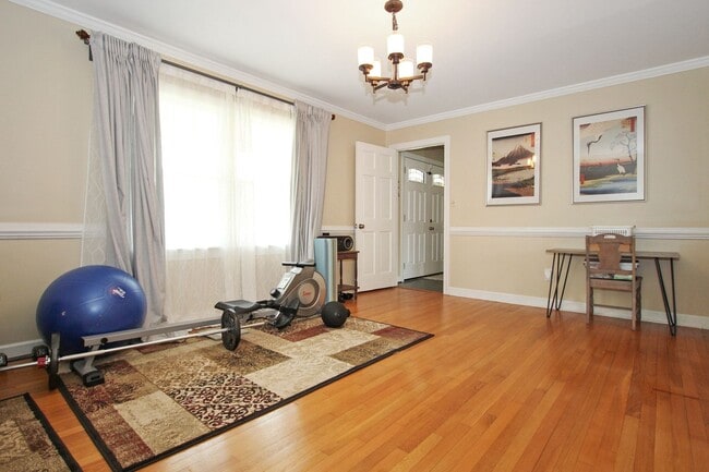 Building Photo - 427 Elizabeth Lake Dr