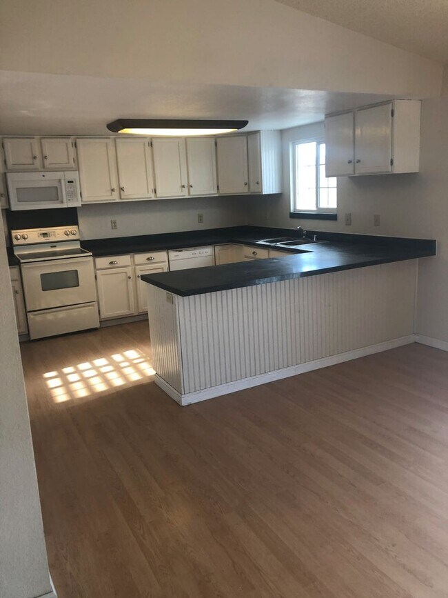 Foto del edificio - $3300 - FANTASTIC HOME ON ACRE - DAY BASEM...