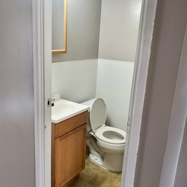 Half bath - 2152 Sevenhills Dr