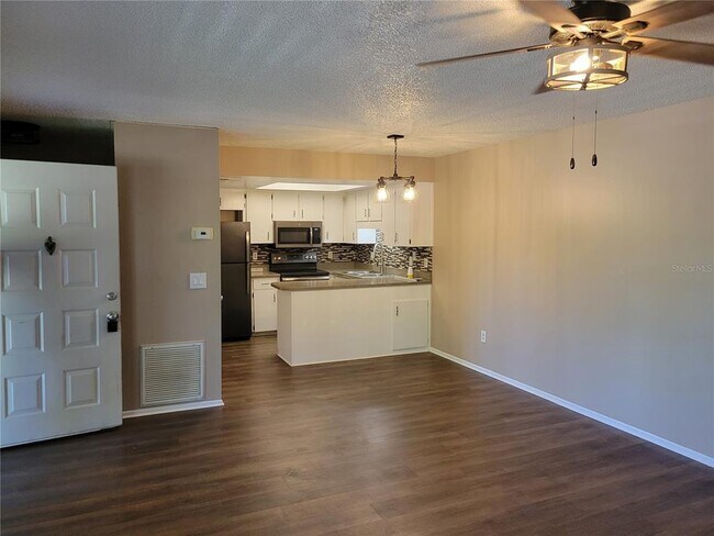 Building Photo - 114 Windtree Ln