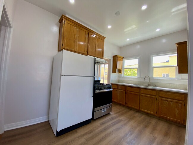 Kitchen - 411 N Vista St