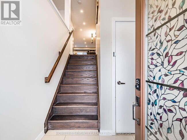 Photo du bâtiment - 98 Crafter Cres