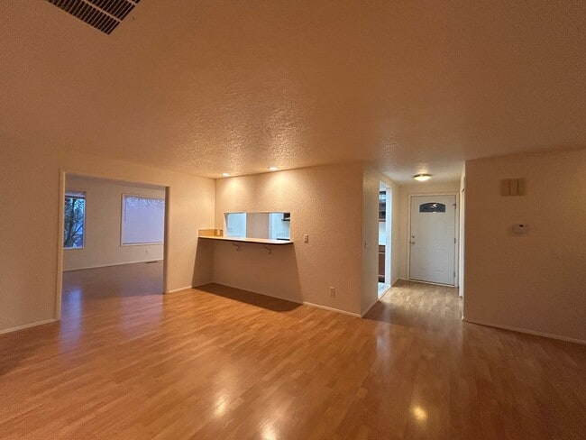 Foto del edificio - 5888 Shannon Ave