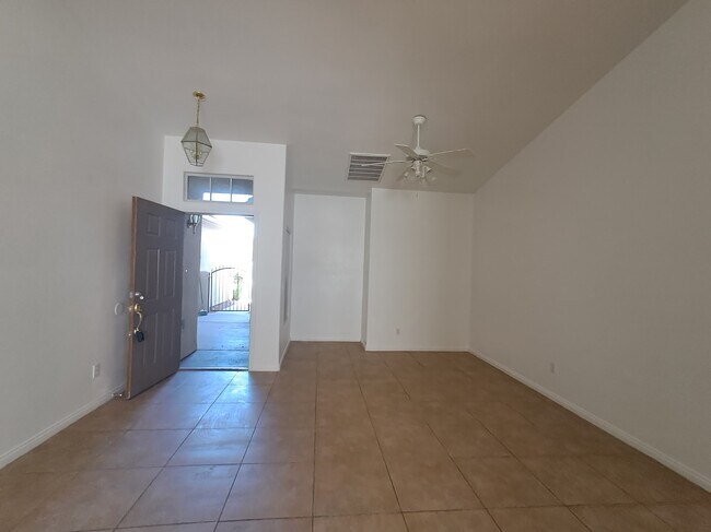 Foto del edificio - 2642 Sunday Grace Dr