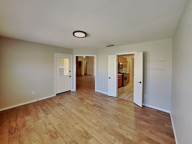 Foto del edificio - Your Dream Home Awaits in Parkwest—No Carpet, All Charm!