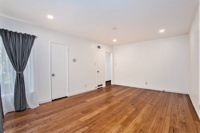 Building Photo - 2032 Central Ave - 2 bedroom | 1 bath | Fr...