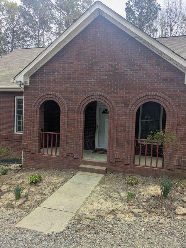 Primary Photo - Spacious 4bed 3 bath with a Bonus Room and...