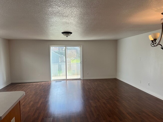 Foto del edificio - COMING SOON- Spacious Townhouse in Great C...