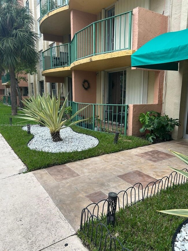 Foto del edificio - 9360 Fontainebleau Blvd