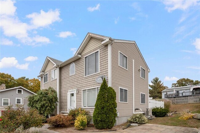 Building Photo - 80 Edgewater Dr