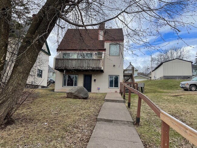 Unidad 2 - sótano con salida al exterior, debajo de la cubierta. - 1209 E 4th St